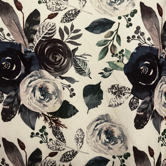 Dainty Jewells Floral Top - Picture 2 of 2